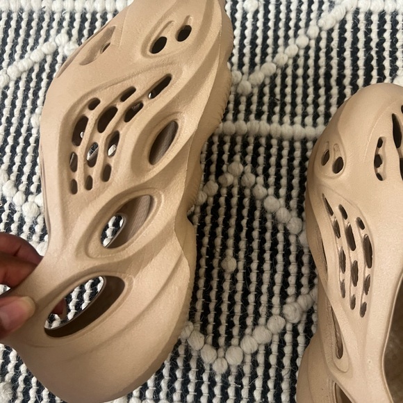 Yeezy foam runners size 5 - Picture 3 of 6